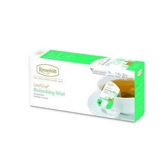 Opakowanie herbaty Ronnefeldt LeafCup Refreshing Mint. Zawiera 15 saszetek herbaty liściastej o smaku Refreshing Mint. Widoczna filiżanka z zaparzoną herbatą i torebką Ronnefeldt. Na opakowaniu znajduje się logo marki, oraz informacje o gramaturze: 1,4g x 15 sztuk (21g netto).