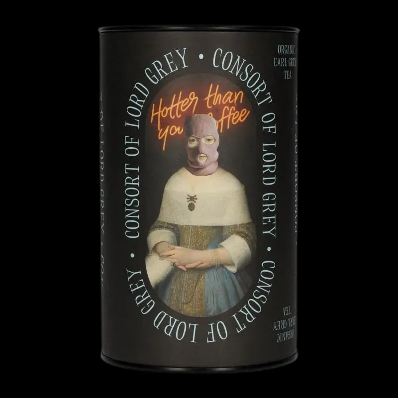 Puszka herbaty czarnej Leaf Liturgy „Consort of Lord Grey” o smaku Earl Grey. Czarne cylindryczne opakowanie ozdobione artystyczną ilustracją kobiety w renesansowym stroju z nowoczesnym dodatkiem – kominiarką, pod neonowym napisem „Hotter than your coffee”. Napis w stylu retro i awangardowy design przyciągają uwagę. Waga: 60 g, herbata organiczna.