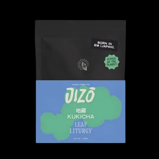Herbata zielona Leaf Liturgy Jizō Kukicha zapakowana jest w kontrastowe czarno-niebieskie opakowanie typu doypack z grafiką inspirowaną japońskim minimalizmem. To organiczna kukicha, zawierająca łodyżki i liście herbaciane, dająca łagodny napar o niskiej zawartości kofeiny i świeżym aromacie.