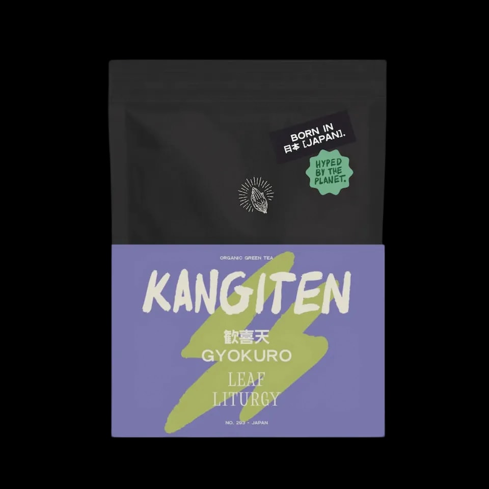 Japońska herbata zielona Gyokuro marki Leaf Liturgy zapakowana jest w nowoczesną, czarno-fioletową torebkę typu doypack z napisem „Kangiten” i oznaczeniem organicznego pochodzenia. Wyróżnia się intensywnym smakiem umami, głębokim aromatem i wysoką jakością liści zbieranych w Japonii.
