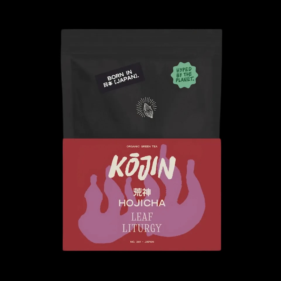 Herbata zielona Leaf Liturgy Kōjin Hojicha zapakowana jest w charakterystyczną torebkę typu doypack z czerwono-fioletową grafiką i napisem „Born in Japan”. To organiczna hojicha, czyli prażona zielona herbata o głębokim, dymnym smaku, idealna do wieczornego relaksu.
