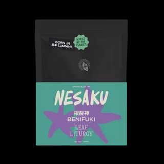 Japońska herbata czarna Leaf Liturgy Nesaku Benifuki zapakowana jest w designerską torebkę doypack z czarną górą i turkusowym frontem ozdobionym fioletowym symbolem. Zawiera organiczną odmianę Benifuki o intensywnym aromacie i wyrazistym smaku, cenioną za naturalne właściwości wspomagające odporność.