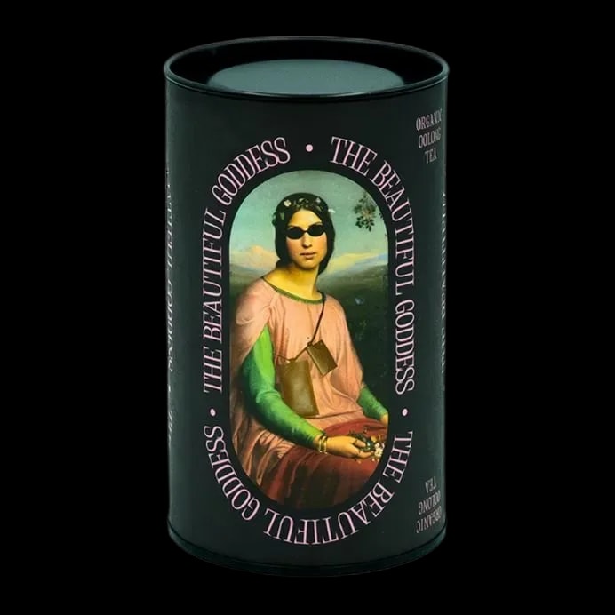 Herbata oolong Leaf Liturgy The Beautiful Goddess zapakowana jest w designerską tubę z nowoczesną grafiką inspirowaną Moną Lisą i pastelową typografią. To organiczny oolong o łagodnym smaku i wyważonym aromacie, idealny dla osób poszukujących nietuzinkowych herbacianych doznań.