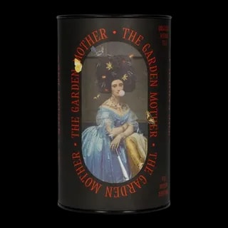 Herbata czarna Assam Leaf Liturgy The Garden Mother w nietuzinkowej tubie z barokową ilustracją kobiety żującej gumę i ozdobionej kwiatami. Produkt zawiera organiczny liściasty Assam o głębokim, wyrazistym smaku, zamknięty w opakowaniu przyciągającym uwagę nowoczesnym designem.