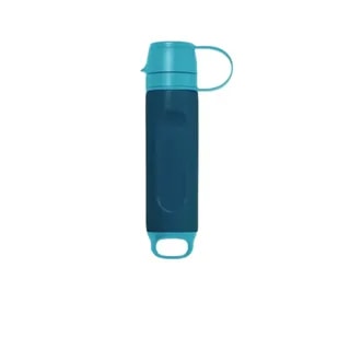 Elegancki termos w kolorze niebieskim o pojemności 500 ml, idealny do przechowywania kawy i herbaty na ciepło. Wykonany z wysokiej jakości materiałów, zapewnia doskonałą izolację i wygodę w użytkowaniu podczas podróży czy codziennych wyjść.