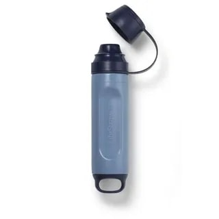 Kompaktowy, niebieski filtr LifeStraw Peak Solo w wersji Mountain Blue z odkręcaną nakrętką i zintegrowanym uchwytem, przedstawiony na jasnym tle.