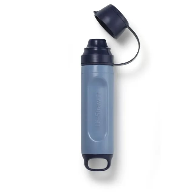 Kompaktowy, niebieski filtr LifeStraw Peak Solo w wersji Mountain Blue z odkręcaną nakrętką i zintegrowanym uchwytem, przedstawiony na jasnym tle.