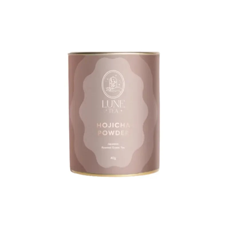 Opakowanie Hojicha Powder od Lune Tea, zawierające 40g japońskiej, prażonej herbaty zielonej. Produkt idealny do przyrządzania aromatycznych naparów oraz dodatków do ciast i deserów, doskonały dla miłośników herbaty.
