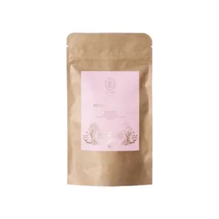 Opakowanie herbaty Miyabi od Lune Tea, zapakowane w estetyczny, brązowy woreczek z różowym nadrukiem. Ta wyjątkowa mieszanka z najwyższej jakości składników doskonale sprawdzi się podczas relaksujących chwil, podkreślając aromat i smak.