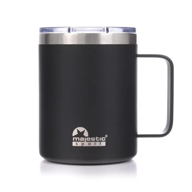 Na zdjęciu znajduje się elegancki czarny kubek termiczny Majestic Sport o minimalistycznym designie, idealny do kawy i herbaty. Kubek wyróżnia się stalowym uchwytem oraz przezroczystą pokrywką, co sprawia, że jest doskonałym akcesorium do codziennego użytkowania.