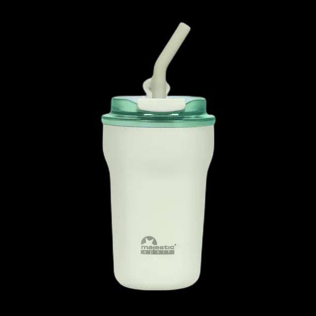 Bidon Majestic Sport Hoody o pojemności 420 ml w odcieniu pastelowej zieleni. Wyróżnia się nowoczesnym designem z przezroczystą zieloną pokrywką i wbudowaną słomką, która ułatwia picie napoju. Na korpusie widoczne logo Majestic Sport, dodające elegancji. Produkt idealny na co dzień oraz do aktywności fizycznych, zapewniający komfort i wygodę użytkowania.
