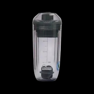 Shaker Majestic Sport Shaky o pojemności 400 ml w eleganckim szarym kolorze. Wykonany z wytrzymałego tworzywa, wyposażony w miarkę do precyzyjnego odmierzania płynów. Posiada szczelne wieczko oraz wygodny mechanizm zamykania. Wewnątrz znajduje się mieszadełko ułatwiające przygotowanie napojów proteinowych czy koktajli. Logo "Majestic Sport" i certyfikat ekologiczny umieszczone na powierzchni produktu podkreślają jakość i dbałość o środowisko.