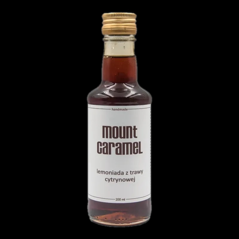 Mała przezroczysta butelka z ciemną lemoniadą 'Trawa Cytrynowa' Mount Carmel, ręcznie robiona, o pojemności 200 ml, z białą etykietą informującą o smaku i marce
