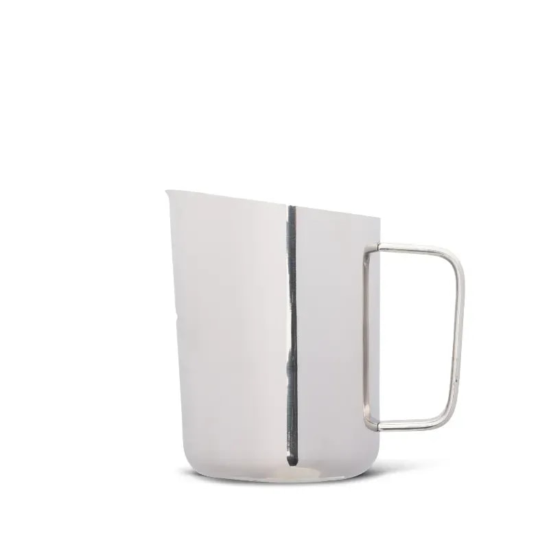 Stylowy dzbanek do spieniania mleka wykonany ze stali nierdzewnej, idealny do przygotowania latte czy cappuccino. Elegancki design sprawia, że będzie doskonałym akcesorium dla miłośników kawy oraz herbaty, dodającym profesjonalnego charakteru w każdej kuchni.