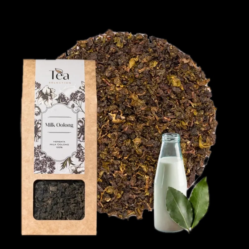 Opakowanie herbaty Milk Oolong obok filiżanki herbaty z liśćmi herbaty i mlekiem w tle. Etykieta zawiera nazwę herbaty i składniki.