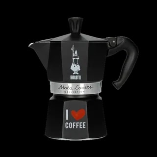 Czarna kawiarka Bialetti Moka Express z kolekcji Moka Lovers Collection, o pojemności 3 filiżanek, ozdobiona napisem "I ♥ COFFEE".