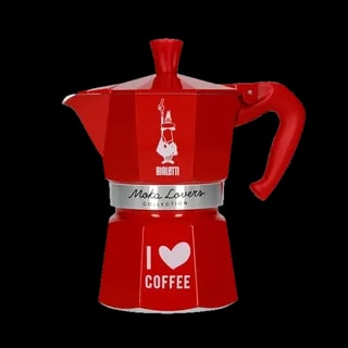 Czerwona kawiarka Bialetti Moka Express o pojemności 3 filiżanek, ozdobiona napisem "I ❤️ Coffee" oraz logo Bialetti, z serii Moka Lovers Collection.