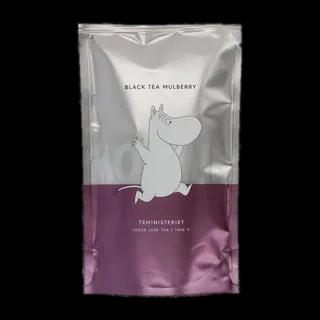Opakowanie czarnej herbaty liściastej Moomin Black Tea Mulberry od Teministeriet o pojemności 100g. Torba w odcieniach srebra i fioletu z wizerunkiem radosnego Muminka, minimalistycznym designem i napisem 'Moomin'. Herbata o wyjątkowym smaku morwy, dedykowana miłośnikom świata Muminków.