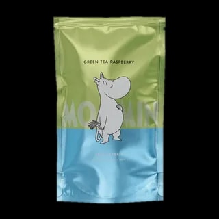 Opakowanie herbaty sypanej Teministeriet Moomin Green Tea Raspberry, 100g, z uroczym motywem Muminka. Zielona herbata o owocowym aromacie malin, idealna do codziennego relaksu. Wyjątkowa mieszanka inspirowana światem Muminków, łącząca świeżość zielonej herbaty z delikatną słodyczą malin.