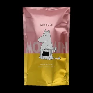 Kolorowe opakowanie herbaty liściastej Moomin Mama Quince od Teministeriet o pojemności 100g. Opakowanie w odcieniach różu i żółci, z ilustracją Mamy Muminka trzymającej torebkę, na tle napisu 'Moomin'. Produkt łączy elegancję z urokiem świata Muminków, doskonały dla miłośników tych postaci.