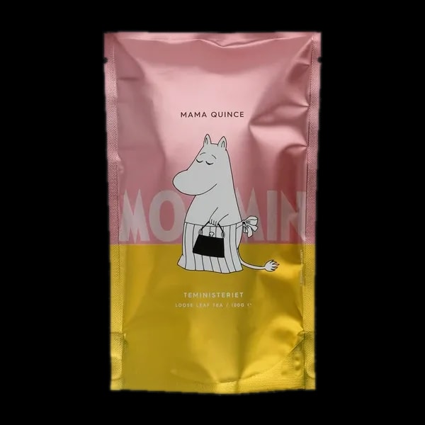 Kolorowe opakowanie herbaty liściastej Moomin Mama Quince od Teministeriet o pojemności 100g. Opakowanie w odcieniach różu i żółci, z ilustracją Mamy Muminka trzymającej torebkę, na tle napisu 'Moomin'. Produkt łączy elegancję z urokiem świata Muminków, doskonały dla miłośników tych postaci.