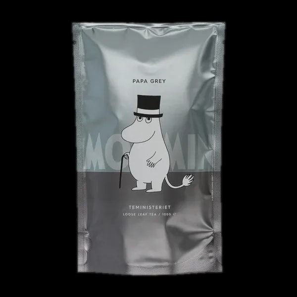 Srebrne opakowanie herbaty liściastej Moomin Papa Grey od Teministeriet o pojemności 100g. Na opakowaniu znajduje się grafika postaci Taty Muminka w cylindrze i z laską, na tle napisu 'Moomin'. Herbata w eleganckim, minimalistycznym designie, idealna dla fanów Muminków.