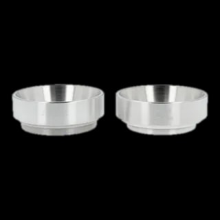 Zestaw dwóch stalowych lejków dozujących marki Motta o średnicach 53 mm i 58 mm. Lejki wykonane są z wysokiej jakości stali nierdzewnej, co zapewnia trwałość i łatwość czyszczenia. Przeznaczone do precyzyjnego dozowania kawy do portafiltra, minimalizują rozsypywanie się zmielonej kawy, co pozwala utrzymać czystość stanowiska pracy. Idealne akcesorium dla baristów oraz miłośników espresso, którzy dbają o precyzję i porządek podczas przygotowywania kawy.