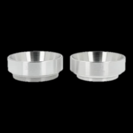 Zestaw dwóch stalowych lejków dozujących marki Motta o średnicach 53 mm i 58 mm. Lejki wykonane są z wysokiej jakości stali nierdzewnej, co zapewnia trwałość i łatwość czyszczenia. Przeznaczone do precyzyjnego dozowania kawy do portafiltra, minimalizują rozsypywanie się zmielonej kawy, co pozwala utrzymać czystość stanowiska pracy. Idealne akcesorium dla baristów oraz miłośników espresso, którzy dbają o precyzję i porządek podczas przygotowywania kawy.