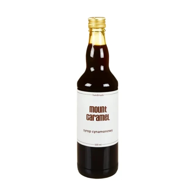Obraz przedstawia butelkę syropu cynamonowego Mount Caramel o pojemności 500 ml. Ręcznie produkowany syrop idealnie nadaje się do aromatyzowania kawy, herbaty i deserów, wzbogacając ich smak o intensywną nutę cynamonu.