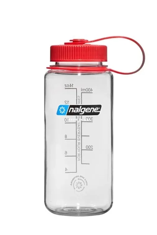 Przezroczysta butelka Nalgene o pojemności 500 ml z czerwonym korkiem i uchwytem, posiadająca podziałkę pomiarową oraz czarne logo Nalgene na froncie.