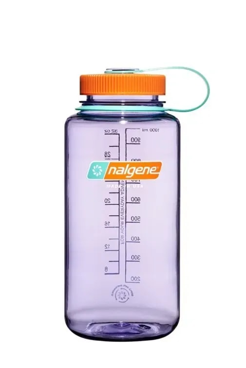 Butelka Nalgene o pojemności 1 litra w kolorze ametystowym z pomarańczową zakrętką i podziałką – lekka, wytrzymała i idealna na co dzień.
