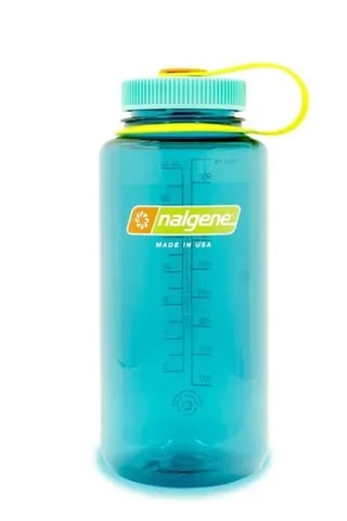 Butelka Nalgene o pojemności 1 litra w kolorze cerulean z niebieską zakrętką i żółtym uchwytem – lekka, szczelna i idealna na co dzień oraz wyprawy.