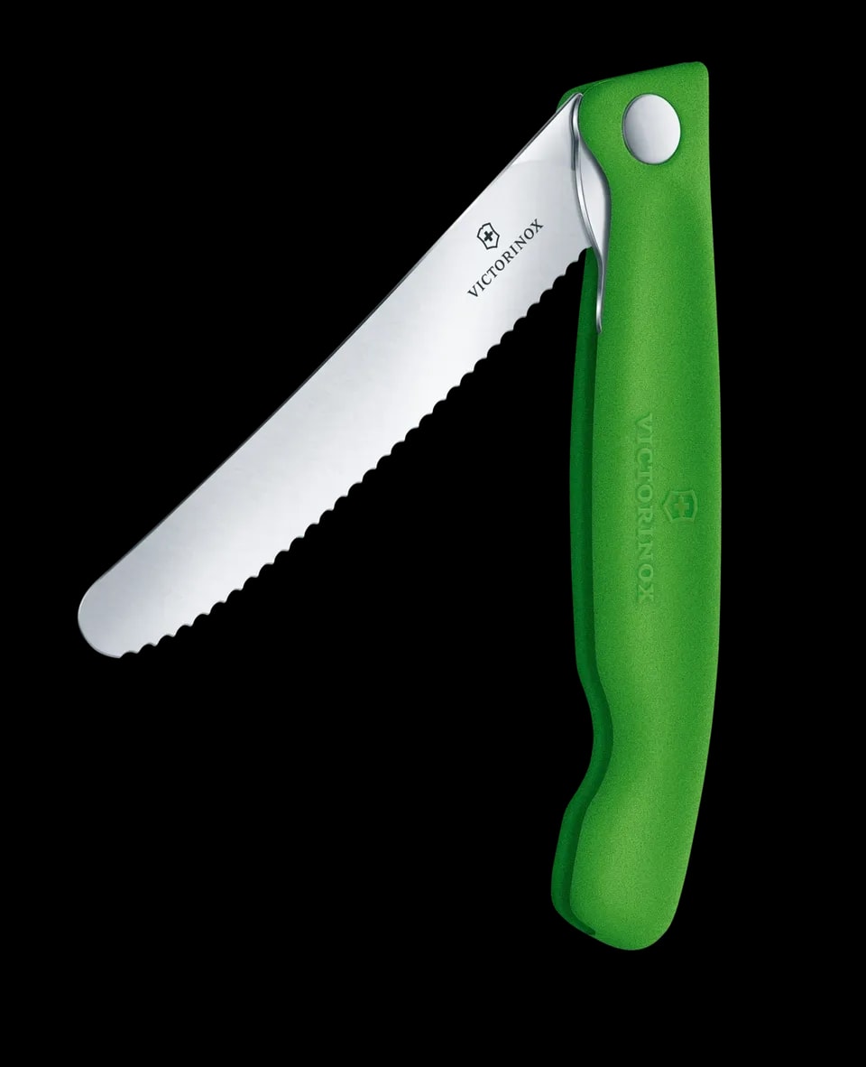 Zielony składany nóż Victorinox z ostrzem ząbkowanym, model 6.7836.F4B. Narzędzie idealne do krojenia owoców i warzyw, z ergonomiczną, matową rękojeścią.