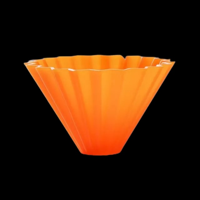 Pomarańczowy dripper ORIGAMI Air S o żebrowanej strukturze, wykonany z lekkiego tworzywa, idealny do parzenia kawy metodą przelewową.