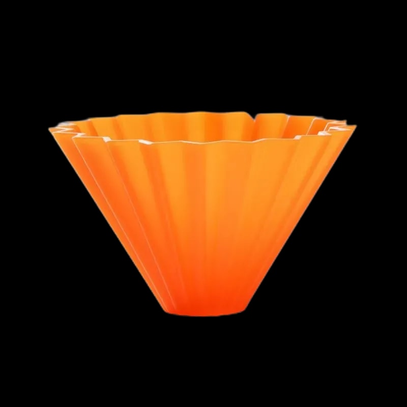 Pomarańczowy dripper ORIGAMI Air S o żebrowanej strukturze, wykonany z lekkiego tworzywa, idealny do parzenia kawy metodą przelewową.