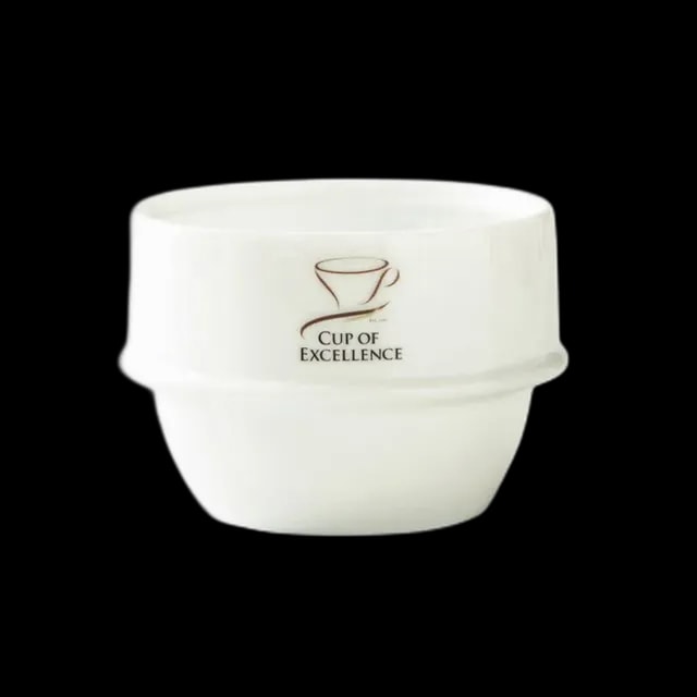 Biała miseczka cuppingowa Origami z logo Cup of Excellence, stworzona z wysokiej jakości ceramiki. Idealna do profesjonalnych degustacji kawy, zapewniająca doskonałe właściwości termiczne i precyzyjne testowanie aromatu oraz smaku kawy.
