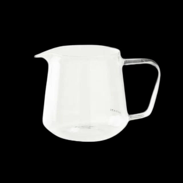 Szklany serwer Origami Aroma o pojemności 460 ml, wykonany z wysokiej jakości szkła żaroodpornego. Idealny do parzenia kawy metodą przelewową, z ergonomicznym uchwytem i nowoczesnym designem.