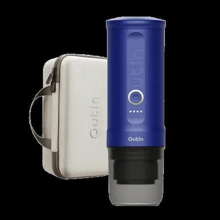 Zestaw Outin Nano Espresso Maker w kolorze niebieskim, obejmujący przenośny ekspres do espresso oraz elegancki, wytrzymały pokrowiec. Kompaktowy design ekspresu umożliwia przygotowanie świeżego espresso w dowolnym miejscu, idealny dla osób aktywnych oraz podróżników. Obudowa w intensywnym odcieniu niebieskiego przyciąga wzrok, a proste przyciski na froncie ułatwiają obsługę. Pokrowiec w jasnym kolorze z wygodnym uchwytem, chroni urządzenie podczas transportu.