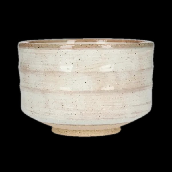 Tradycyjna ceramiczna miseczka do matchy Paper & Tea Saisho na białym tle. Ręcznie wykonana, w naturalnym beżowym kolorze z delikatnym wzorem, idealna do przygotowywania i serwowania japońskiej herbaty matcha