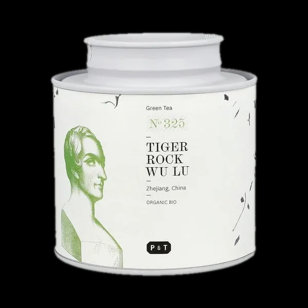 Puszka herbaty zielonej Paper & Tea 'Tiger Rock Wu Lu' No. 325 o wadze 60g, na białym tle. Organiczna herbata z prowincji Zhejiang w Chinach, zapakowana w stylową białą puszkę z delikatnymi grafikami i zielonym portretem