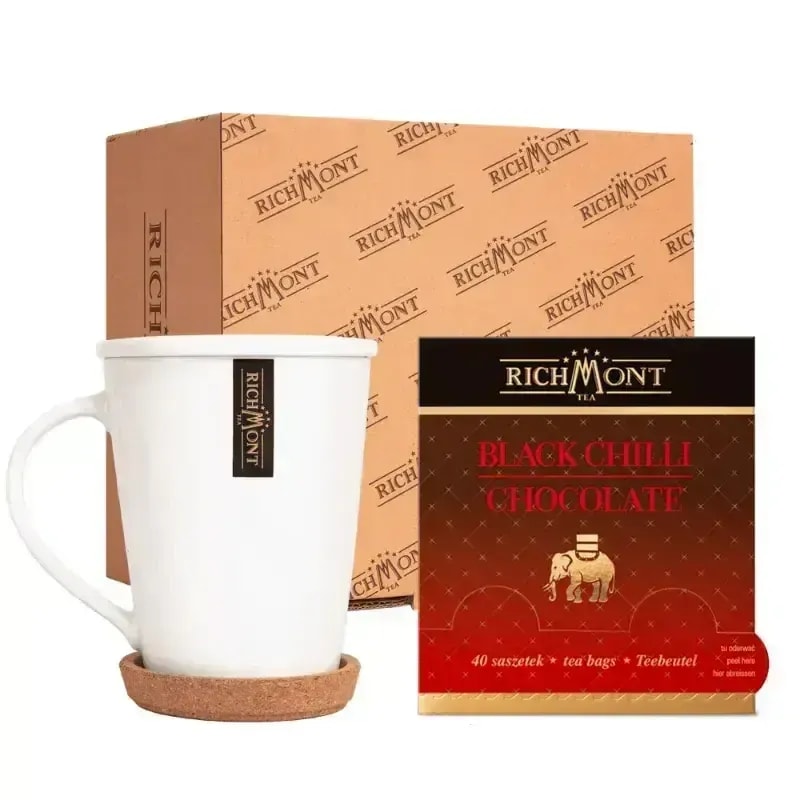 Zestaw zawiera elegancką filiżankę i opakowanie herbaty Black Chilli Chocolate marki RichMont. Idealna propozycja dla miłośników wyjątkowych smaków, łącząca aromatyczną herbatę z nutą gorzkiej czekolady i pikantności.