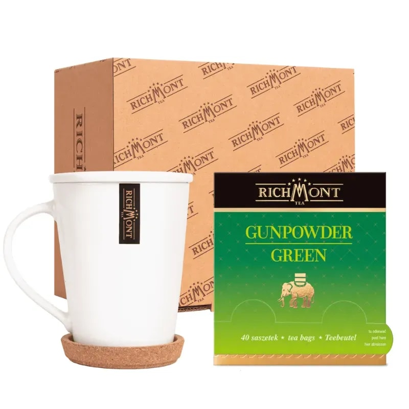Na zdjęciu znajduje się zestaw do herbaty Gunpowder Green od Richmont, który obejmuje elegancką filiżankę oraz opakowanie z 40 saszetkami. Ten wyjątkowy produkt doskonale sprawdzi się dla miłośników herbaty, oferując połączenie stylu i wysokiej jakości naparu.