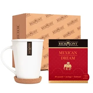 Na zdjęciu znajduje się elegancki biały kubek z logo Richmont, idealny do herbaty. Obok kubka leży pakiet herbaty "Mexican Dream" w saszetkach, co czyni ten zestaw doskonałym wyborem dla miłośników aromatycznych napojów.