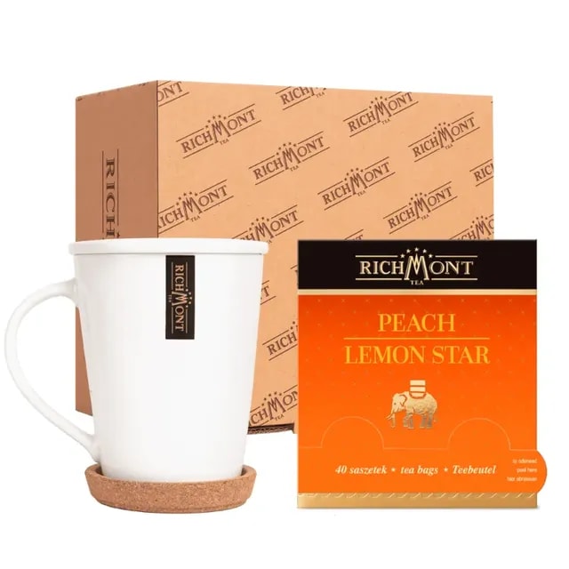 Zdjęcie zestawu herbaty Richmont Peach Lemon Star, który zawiera 40 saszetek oraz elegancką filiżankę z korkowym spodeczkiem. Idealny na relaksujący wieczór, zestaw ten łączy w sobie wyjątkowy smak owoców i wysoką jakość, co czyni go doskonałym wyborem dla miłośników herbaty.