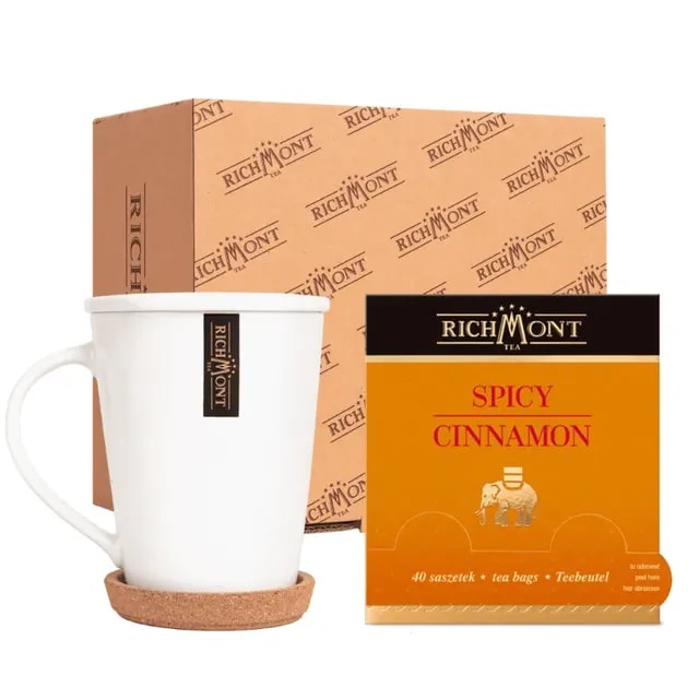 Zdjęcie przedstawia zestaw herbaty RICHMONT Spicy Cinnamon z eleganckim kubkiem i podstawką. Idealny do naparu aromatycznej herbaty, zestaw doskonale sprawdzi się dla miłośników ciepłych napojów i akcesoriów do herbaty.