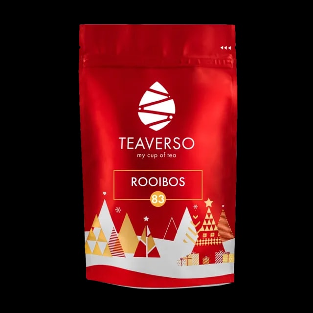Czerwone opakowanie herbaty Teaverso Rooibos 83 z ozdobnym zimowym motywem graficznym, przedstawiającym choinki i gwiazdki, idealne na świąteczny czas.