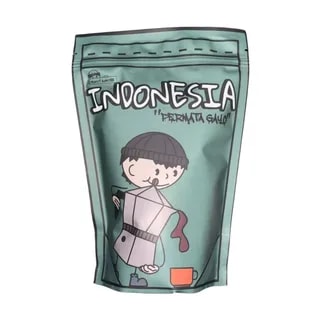Opakowanie kawy Indonesia "Permata Gayo" w kolorowej grafice przyciągającej uwagę. Idealny wybór dla miłośników aromatycznych napojów, którzy cenią sobie wysoką jakość ziaren kawowych prosto z Indonezji.