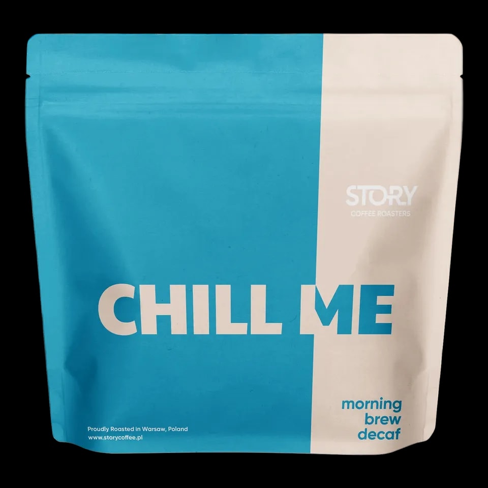 Opakowanie kawy bezkofeinowej Chill Me od Story Coffee Roasters, wypalanej w Warszawie, w nowoczesnym, minimalistycznym designie z niebiesko-kremową kolorystyką. Ta wysokiej jakości mieszanka dedykowana porannemu parzeniu oferuje łagodny smak i aromat, idealny dla miłośników delikatnej kawy.