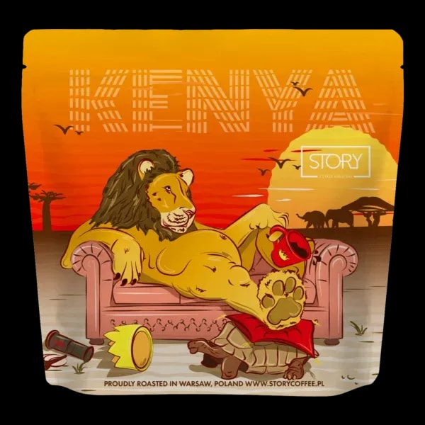Ilustracja na opakowaniu kawy STORY Coffee Kenya Rungeto Kii. Leżący lew na kanapie z kubkiem kawy w ręce, afrykański krajobraz z zachodzącym słońcem w tle. Wyjątkowa kawa ziarnista, palona w Warszawie.