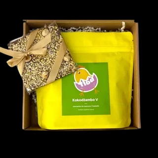 Wielkanocny zestaw prezentowy zawierający kawę Kokodżambo V oraz czekoladki z orzechami laskowymi, idealny jako upominek z okazji Świąt Wielkanocnych. Zestaw zapakowany w eleganckie pudełko z kokardką.